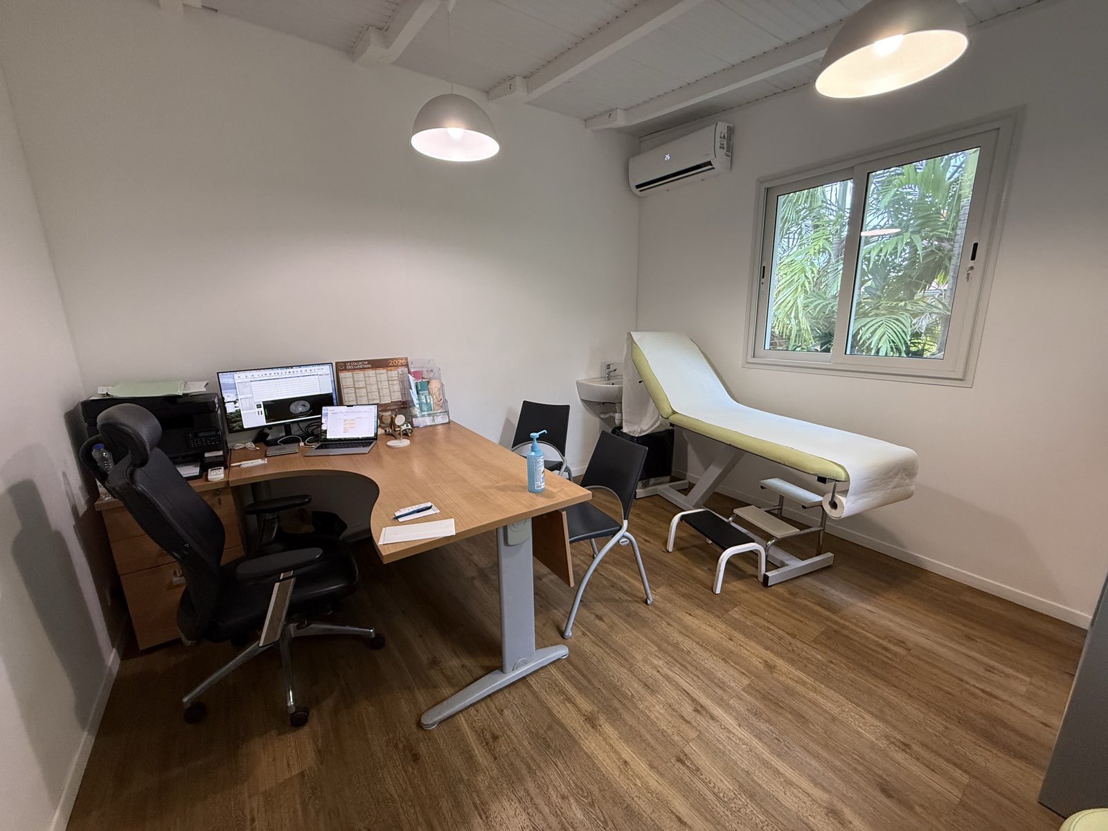 Bureau de consultation avec table d'examen