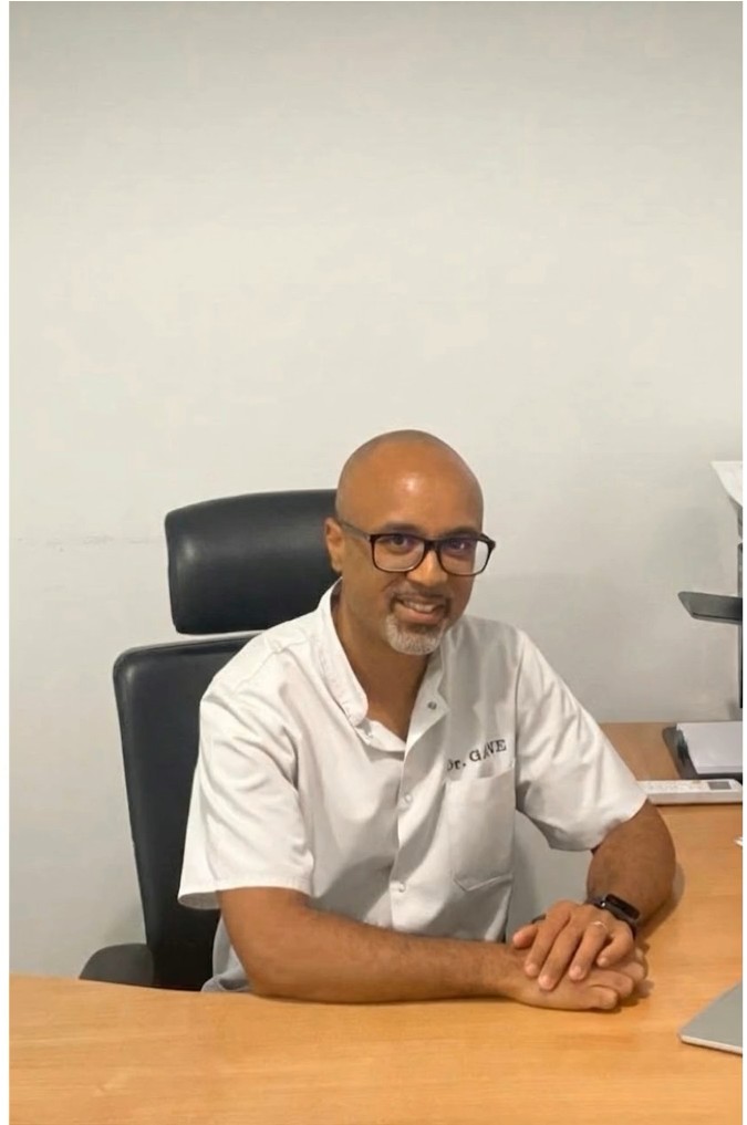 Dr Cyril Gane à son bureau